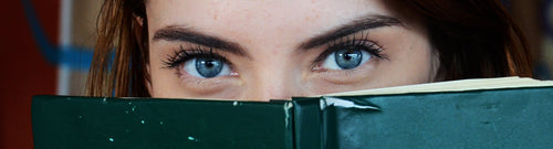 Gros plan sur des yeux avec des sourcils et cils soignés – Cosmesud Baillargues
