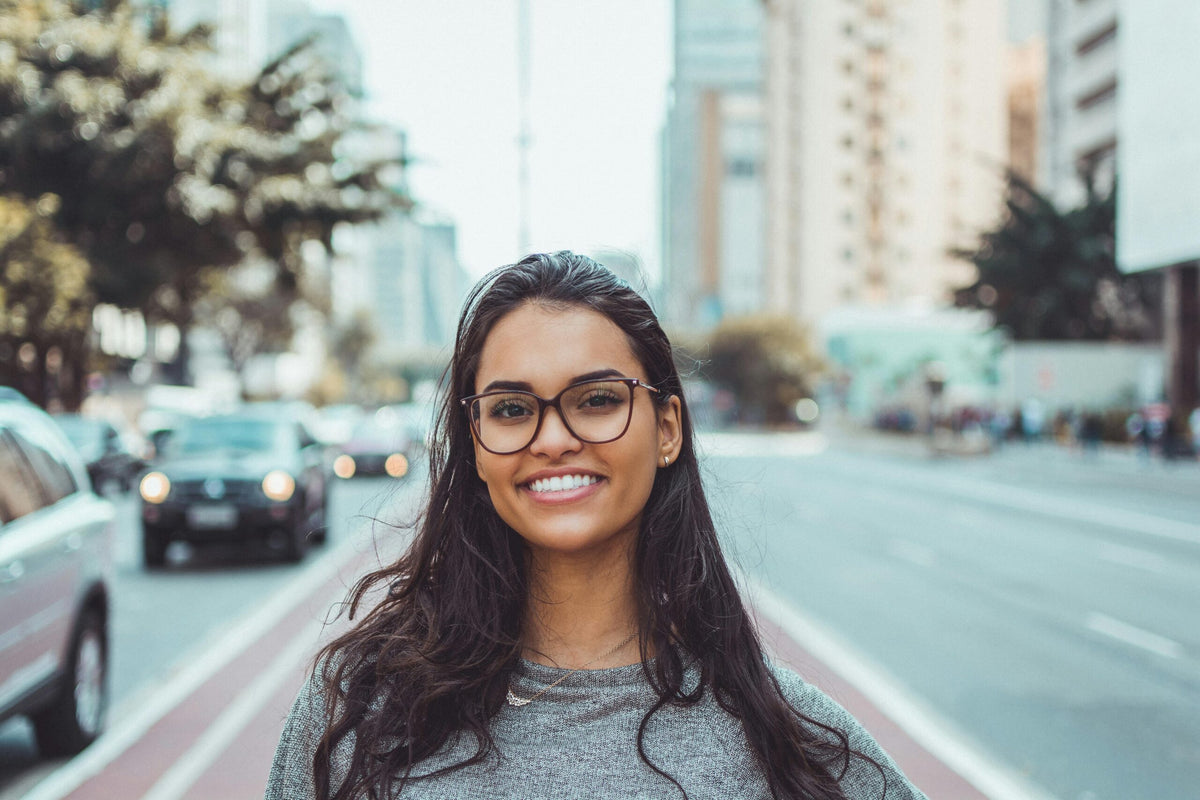 Femme souriante avec des dents blanches grâce au blanchiment dentaire cosmétique à Baillargues – Cosmesud