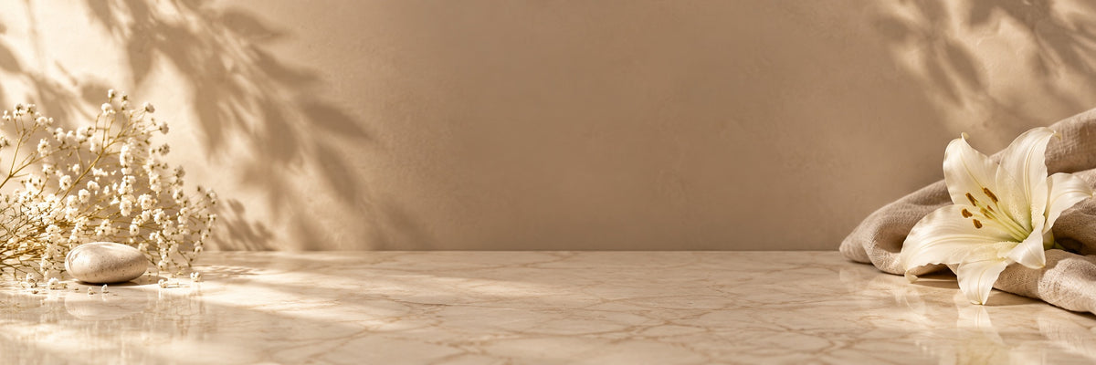 Plan de marbre clair, gypsophile et lys blanc dans une lumière douce, la boutique Cosmesud