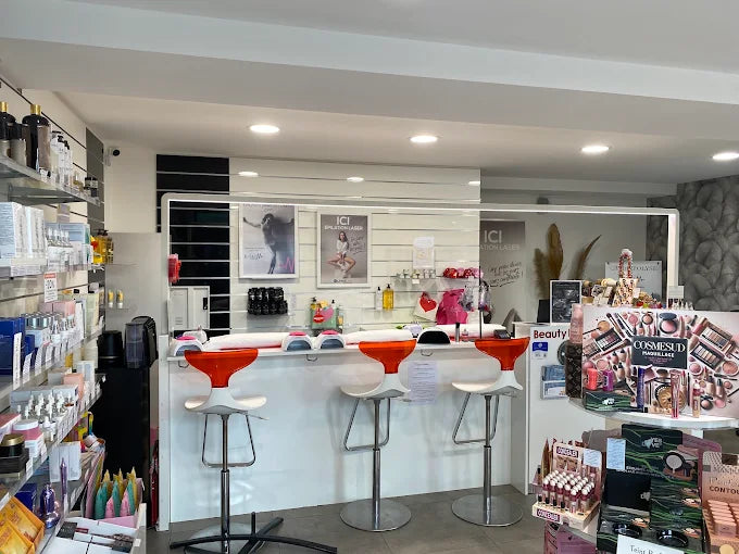 Le Beauty Bar de l’institut Cosmesud à Baillargues et ses tabourets