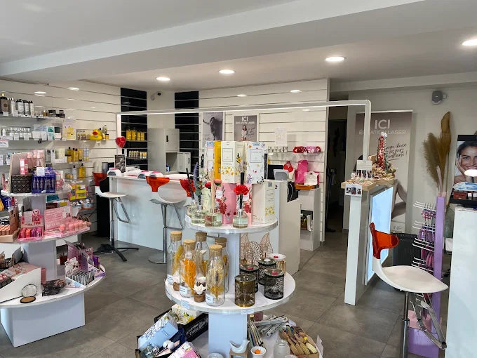 L’espace de vente de l’institut Cosmesud à Baillargues et ses présentoirs