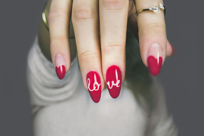 Extensions d’ongles en Acrygel Russe avec nail art rouge et design raffiné – Cosmesud Baillargues