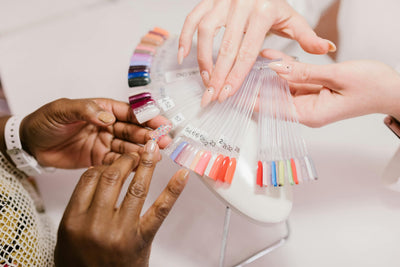 Palette de couleurs pour manucure multicolore – Institut Cosmesud Baillargues