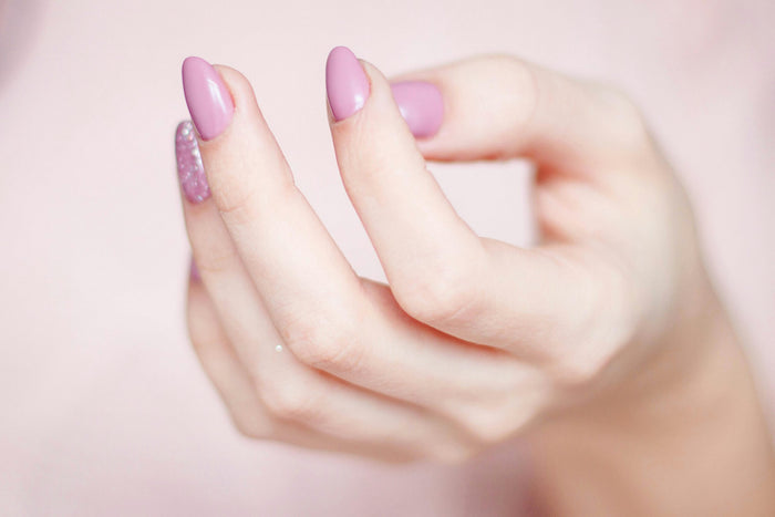 Ongles soignés avec vernis rose pastel