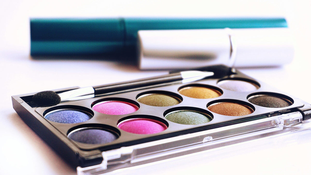 Palette de maquillage colorée et mascara pour mise en beauté professionnelle à Baillargues