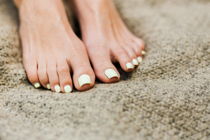Pieds avec vernis blanc naturel