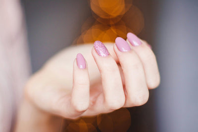 Ongles renforcés au gel avec finition rose et paillette – Pose professionnelle Cosmesud Baillargues
