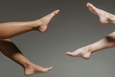 Deux jambes et pieds mis en valeur après un soin confort – Cosmesud Baillargues