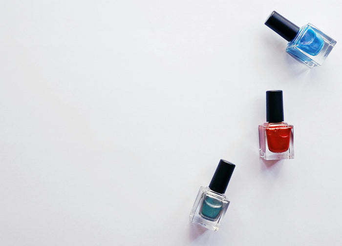 Vernis à ongles colorés sur fond blanc